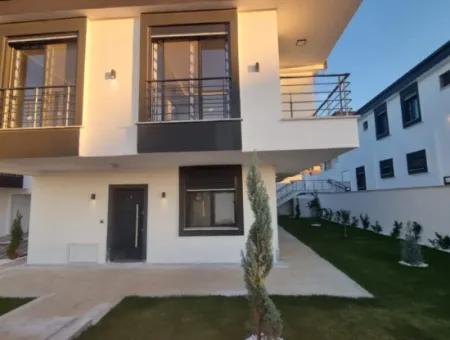 Luxuriöse 3 In 1 Pool Villa In Einem Komplex Zum Verkauf In Didim Hisar