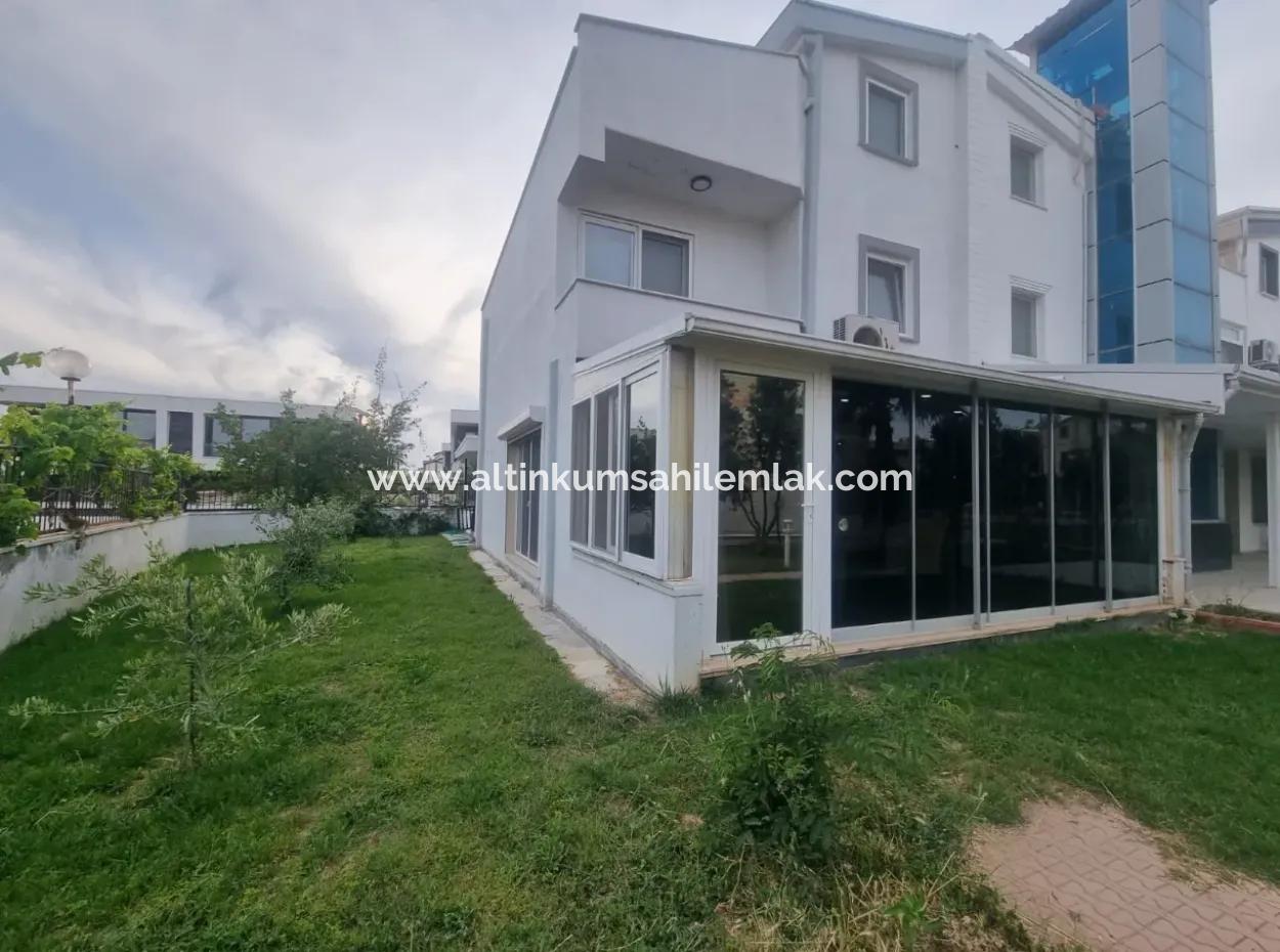 Didim Efeler Mahallesinde Satılık 5+1 Havuzlu Site İçerisinde  Köşe Başı Villa